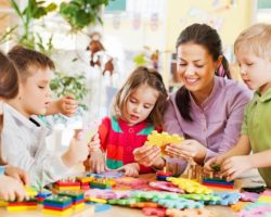 nursery-teacher-playing-with-kids-750x410-1.jpg